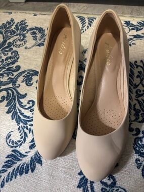 Comfortable Women's Nude kitten heels